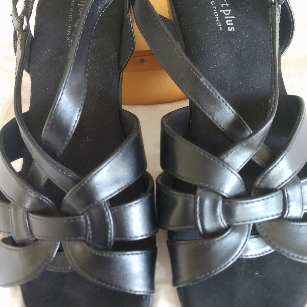 Black sandals size 8W
